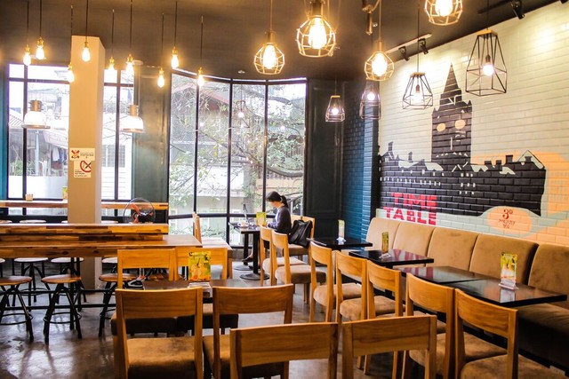 Đèn trang trí quán cafe tạo nên dấu ấn khác biệt với khách hàng