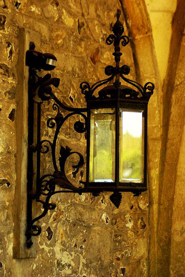 Đèn tường ngoài trời cổ điển nét sang trọng trong từng chi tiết