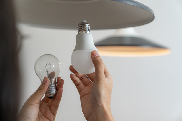 Giải đáp vấn đề: Ánh sáng đèn điện có làm đen da không?