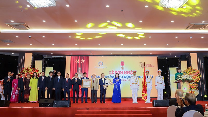 Hiệp hội Doanh nghiệp nhỏ và vừa TP. Hà Nội (HANOISME) Đón nhận huân chương lao động hạng nhất