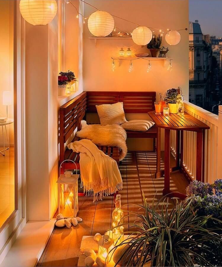 Ban công cực chill với những chiếc đèn lồng xinh xắn và ánh sáng dịu nhẹ