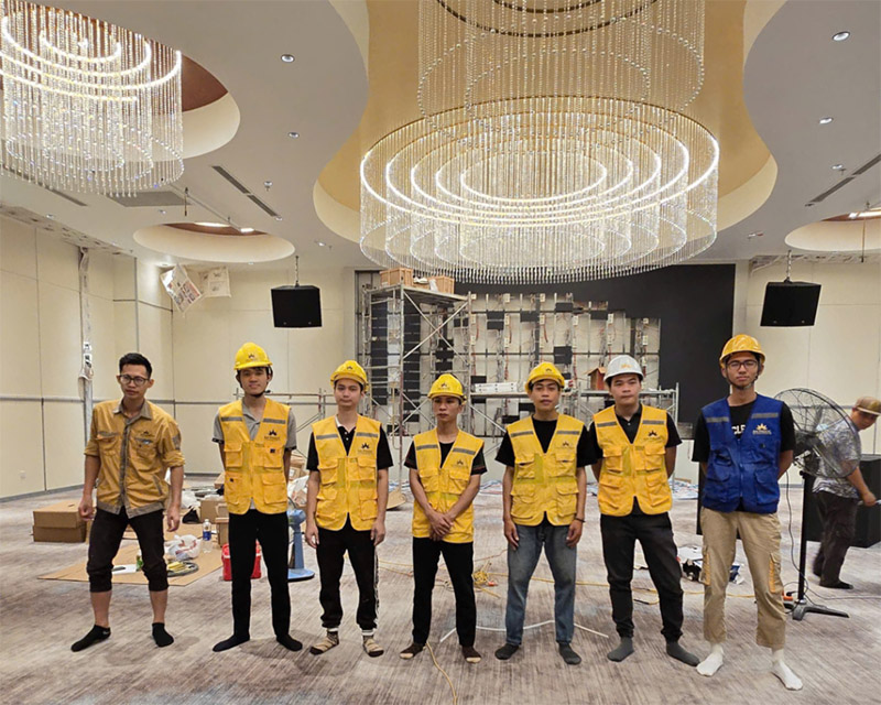 Đội ngũ nhân sự An Phước thi công lắp đặt đèn chiếu sáng tại Pandora Center Hải Phòng