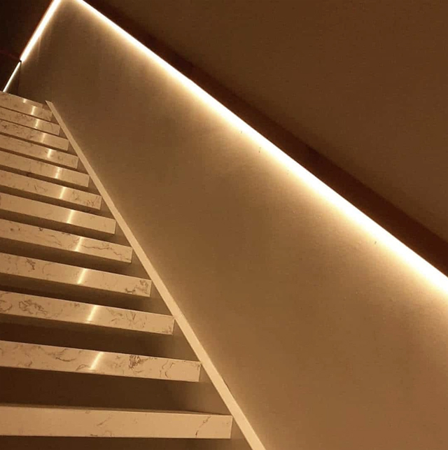 Chiếu sáng cầu thang bằng cách bố trí Led dọc tay vịn