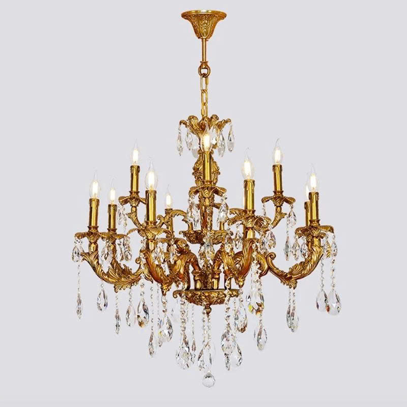 Đèn chùm châu Âu được thiết kế từ các chất liệu cao cấp, phổ biến là đồng (có thể mạ vàng), đá ngọc hoặc pha lê