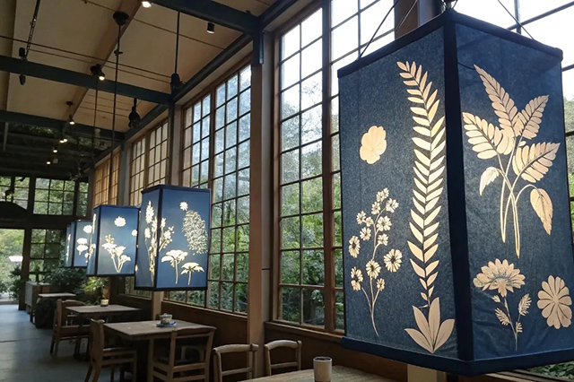 Đèn trang trí là công cụ hữu ích để nhận diện thương hiệu cho quán cafe