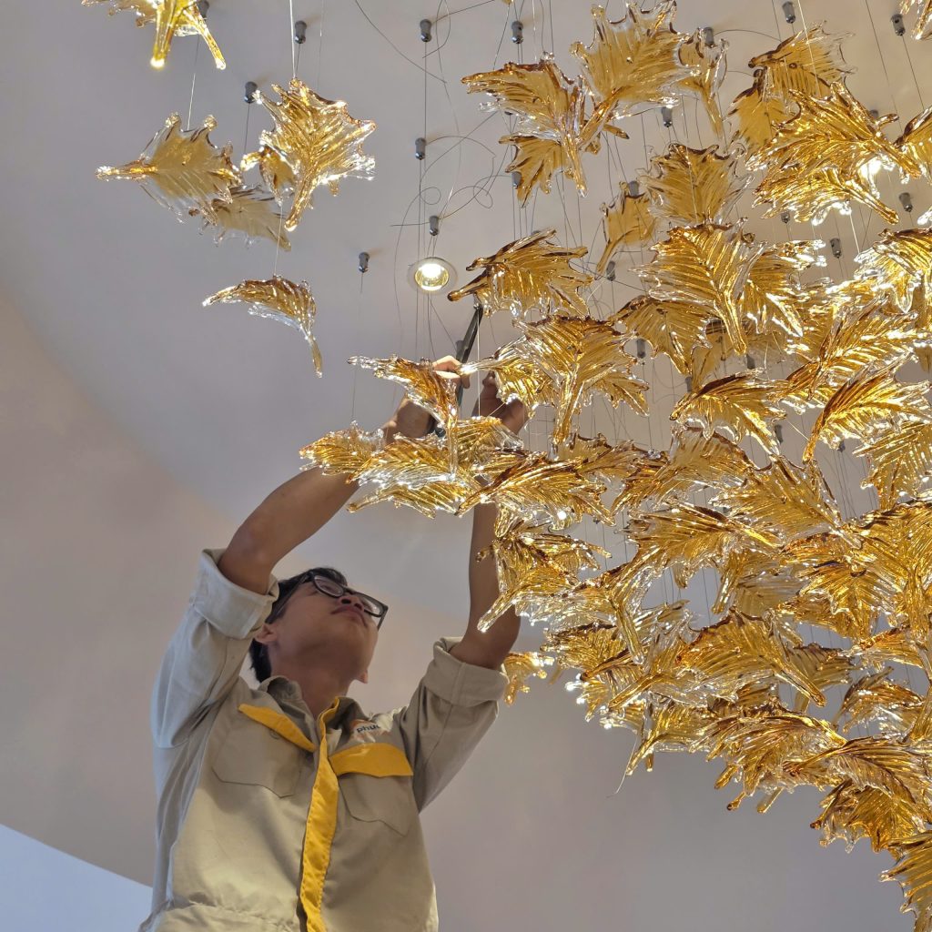 Cận cảnh bộ đèn chùm lá phong